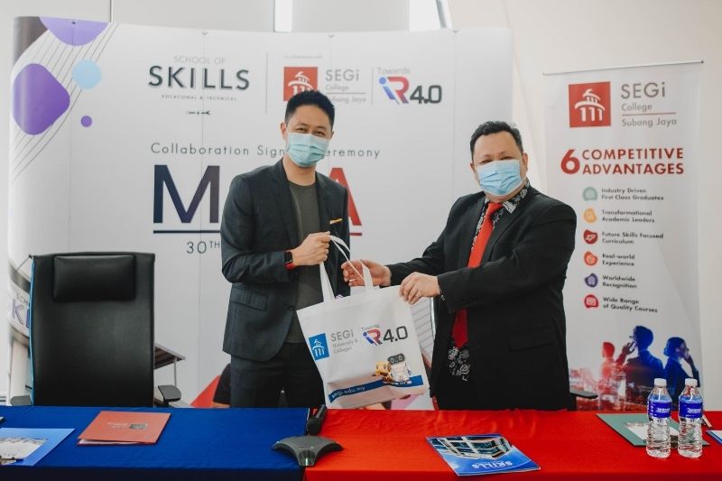 Photo 1 - Dari kiri: 1. Encik Clement Lim, Pengarah Urusan Bersama CKL Group 2. Encik Calvin Chan, Pengetua, SEGi College Subang Jaya
